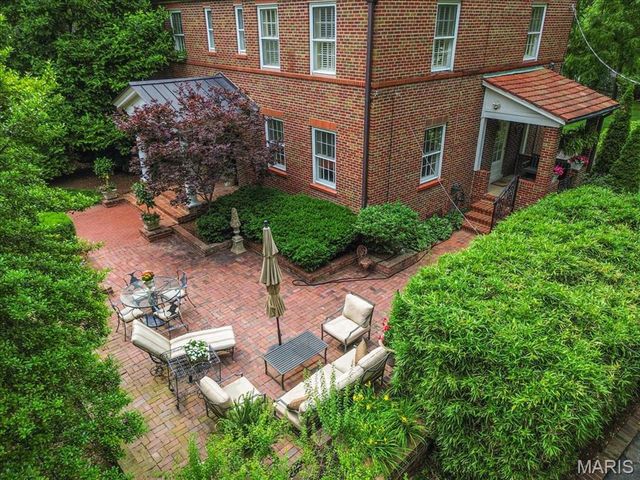 9111 Clayton Road, St Louis, MO 63124
