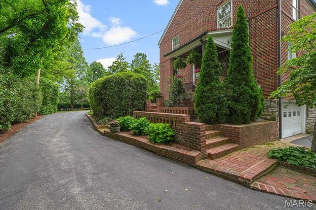 9111 Clayton Road, St Louis, MO 63124