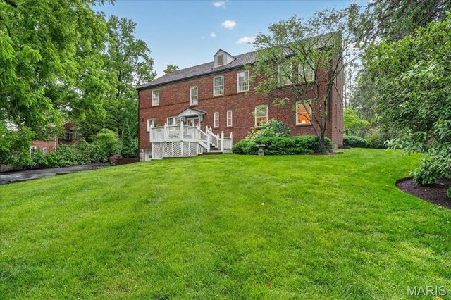 9111 Clayton Road, St Louis, MO 63124
