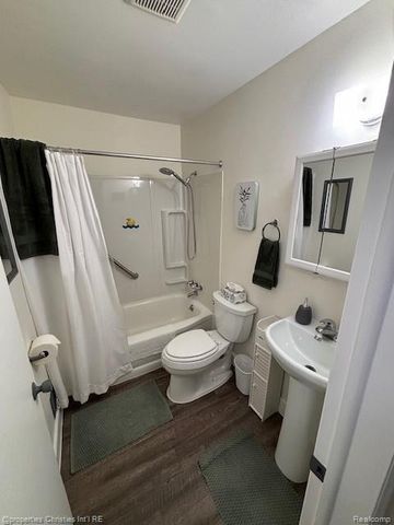 32718 Grand River Avenue 5, Farmington, MI 48336