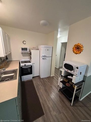 32718 Grand River Avenue 5, Farmington, MI 48336