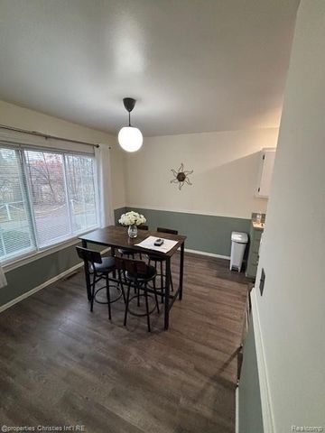 32718 Grand River Avenue 5, Farmington, MI 48336