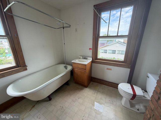 636 HOLY CROSS RD, Baltimore, MD 21225