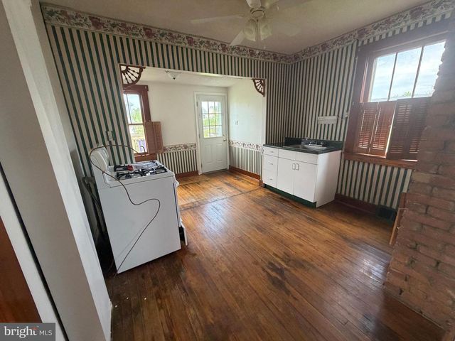 636 HOLY CROSS RD, Baltimore, MD 21225