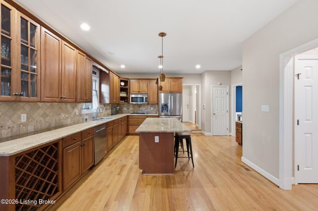 2302 Winterhaven Ct, Prospect, KY 40059