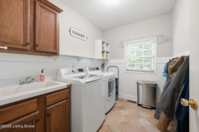 2302 Winterhaven Ct, Prospect, KY 40059