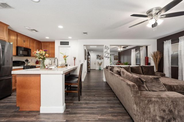 5219 E Garrett Avenue, Fresno, CA 93725