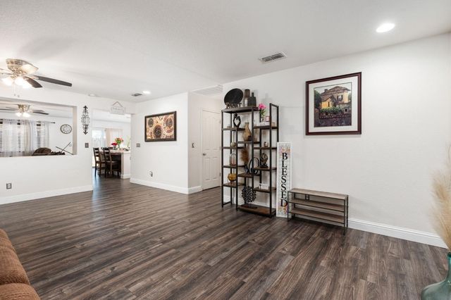 5219 E Garrett Avenue, Fresno, CA 93725