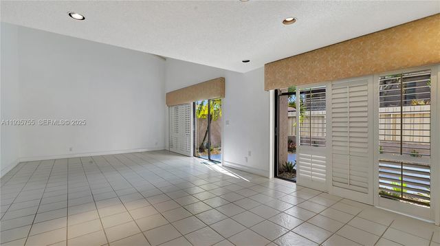 205 Dunwoody Ln 17-85, Hollywood, FL 33021