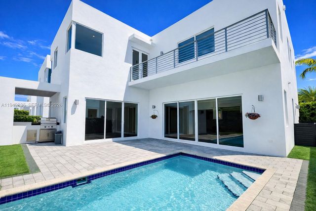 10054 NW 76th Ter, Doral, FL 33178