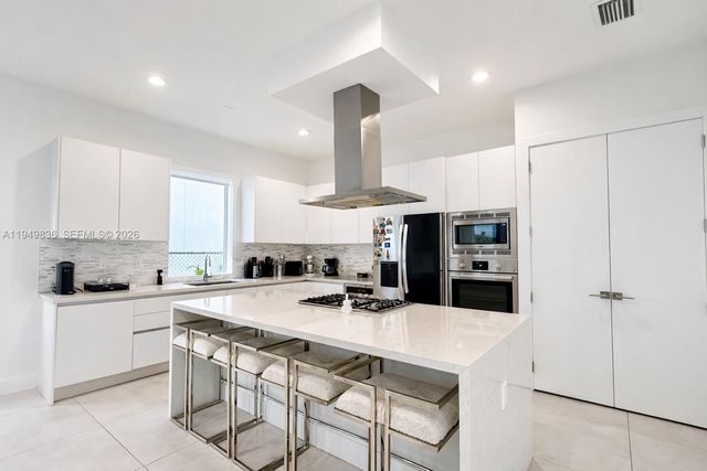 10054 NW 76th Ter, Doral, FL 33178