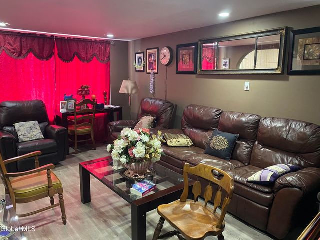 817 Holland Road, Schenectady, NY 12303