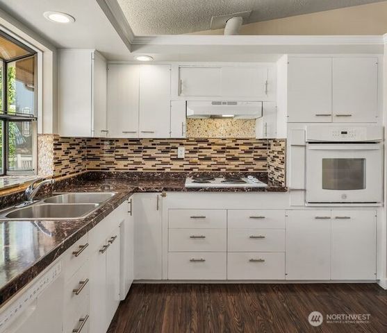 615 Pierce Lane NE, Tacoma, WA 98422