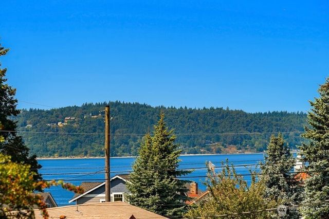 615 Pierce Lane NE, Tacoma, WA 98422