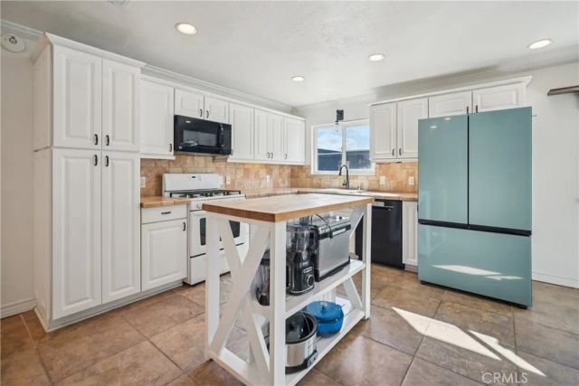 19545 Sherman Way, Reseda, CA 91335