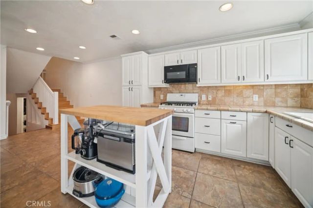 19545 Sherman Way, Reseda, CA 91335