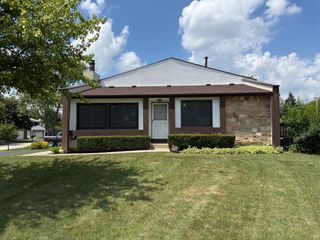 12 Hawthorne Square, Indian Head Park, IL 60525