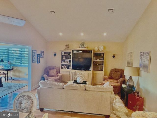 211 S WILLIAM COOK BLVD, Manahawkin, NJ 08050