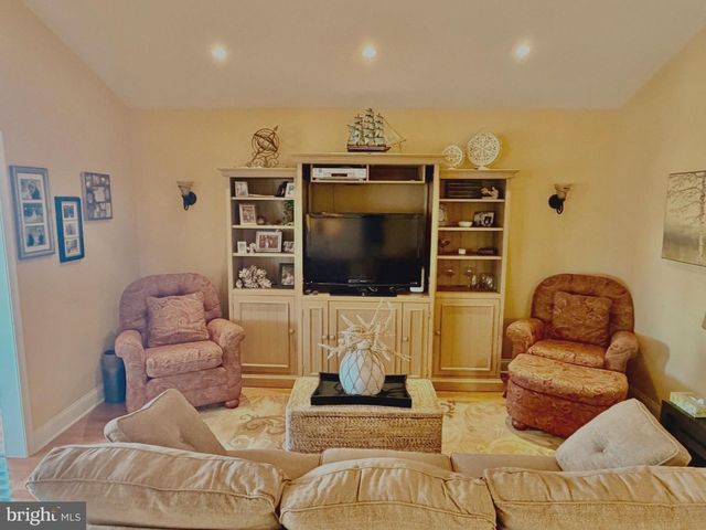 211 S WILLIAM COOK BLVD, Manahawkin, NJ 08050