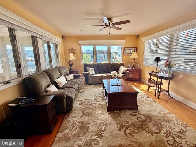 211 S WILLIAM COOK BLVD, Manahawkin, NJ 08050