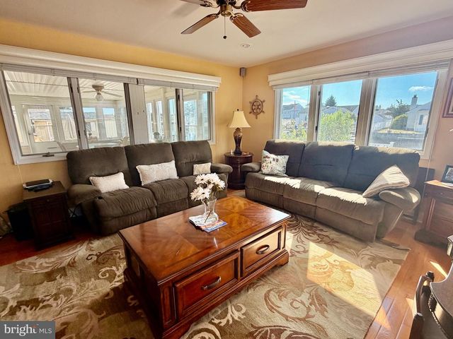 211 S WILLIAM COOK BLVD, Manahawkin, NJ 08050