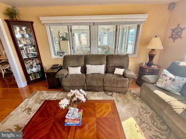 211 S WILLIAM COOK BLVD, Manahawkin, NJ 08050