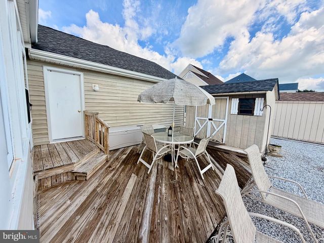 211 S WILLIAM COOK BLVD, Manahawkin, NJ 08050