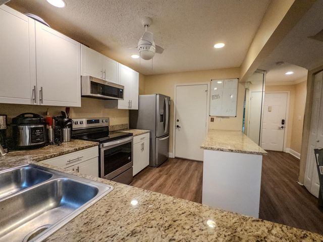 2011 E Discovery Cir Circle E, Deerfield Beach, FL 33442