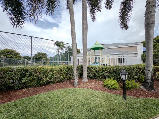 2011 E Discovery Cir Circle E, Deerfield Beach, FL 33442