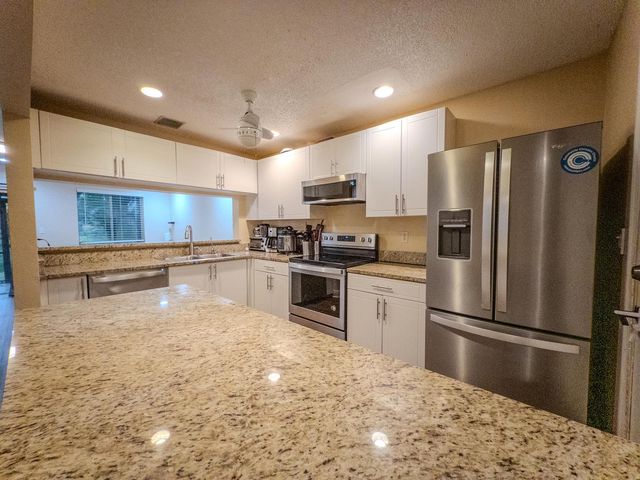 2011 E Discovery Cir Circle E, Deerfield Beach, FL 33442
