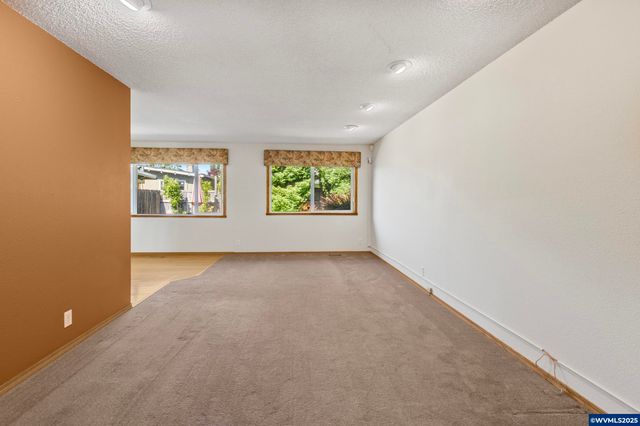 376 49th Lp, Springfield, OR 97478
