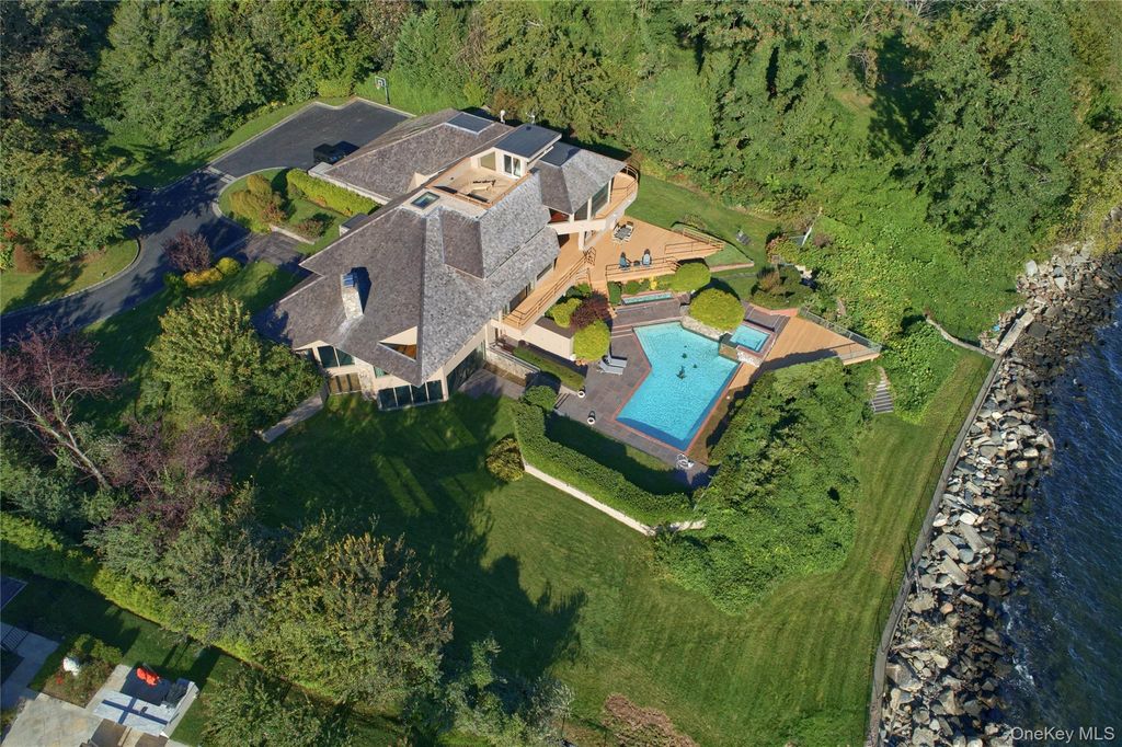 15 Gatsby Lane, Great Neck, NY 11024 — photo 3