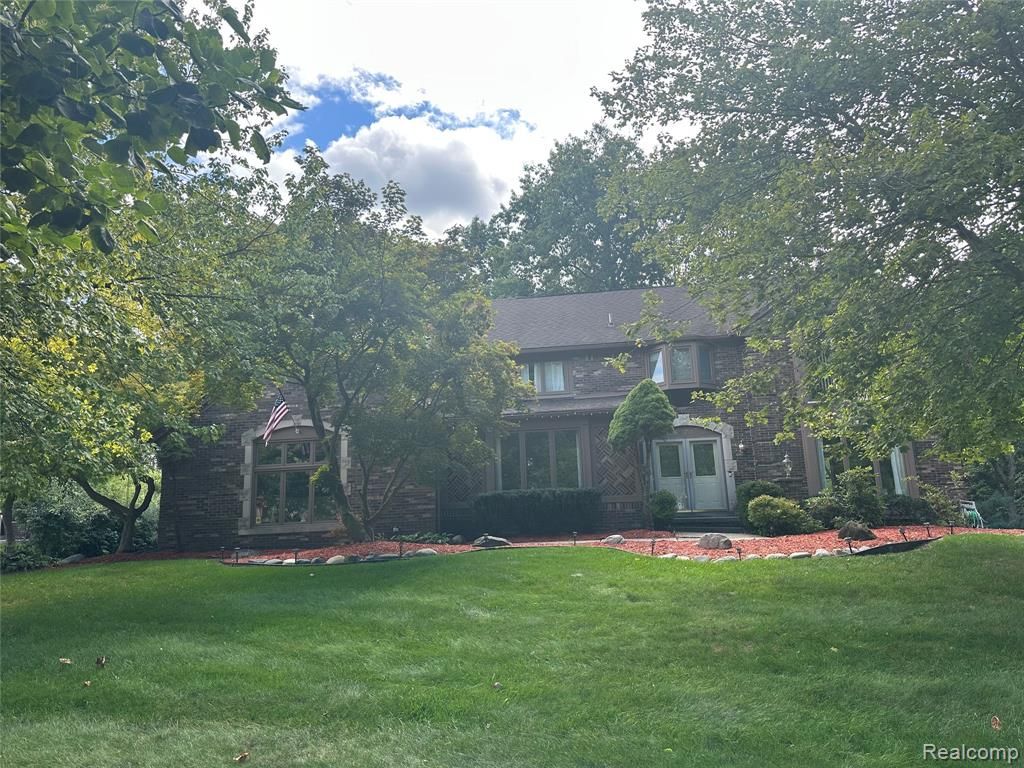 6473 Red Oak Drive, Troy, MI 48098