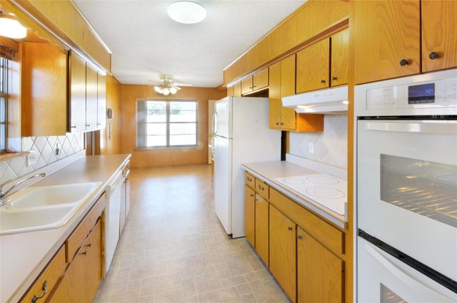 801 Sherwood Lane, Bovina, TX 79009