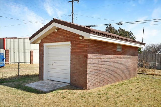 801 Sherwood Lane, Bovina, TX 79009