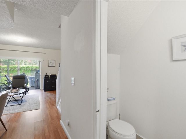 21 Simonton Cir, Weston, FL 33326