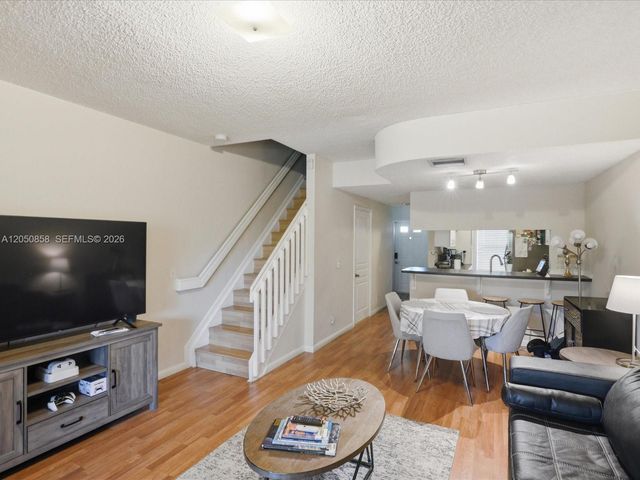 21 Simonton Cir, Weston, FL 33326