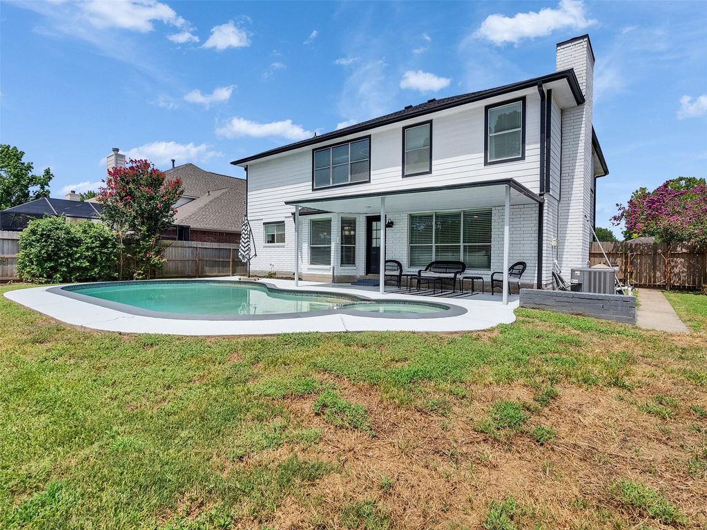 2605 S Mission Circle, Friendswood, TX 77546