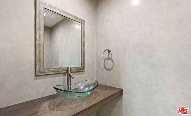 14528 Killion Street, Sherman Oaks, CA 91411