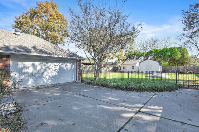 208 Mimosa Lane, Lancaster, TX 75146