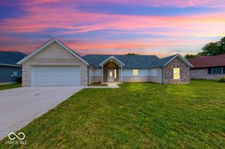 32 Downing Drive, Trafalgar, IN 46181