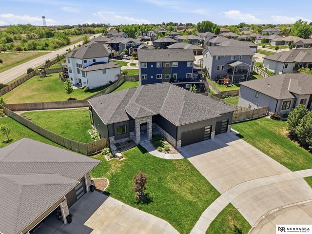 9725 Modena Court, Lincoln, NE 68526