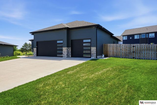 9725 Modena Court, Lincoln, NE 68526