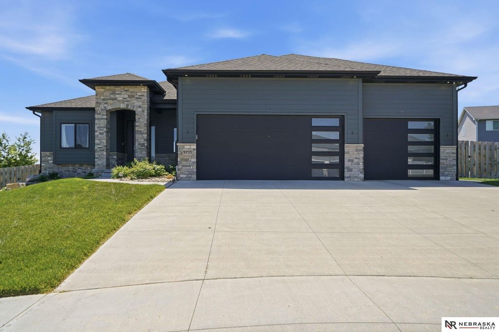 9725 Modena Court, Lincoln, NE 68526