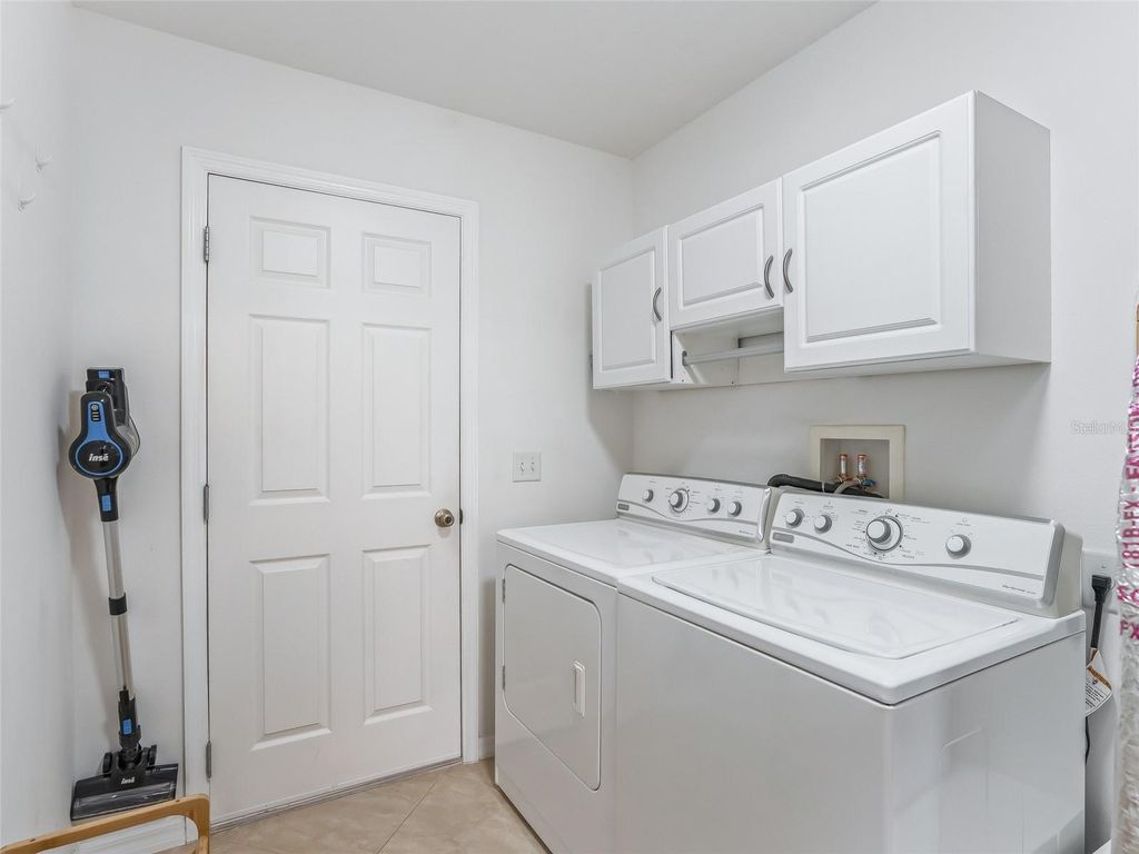 Image 32 of property listing at 445 KEYHOLE STREET, The Villages, FL 32162