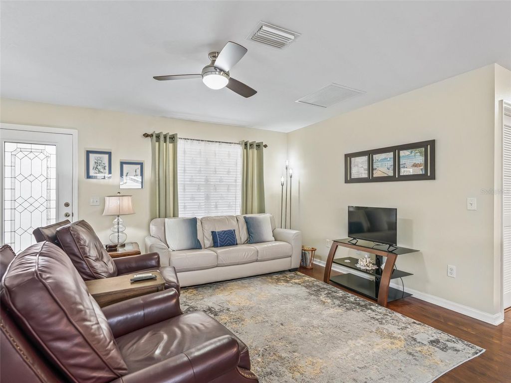 Image 7 of property listing at 445 KEYHOLE STREET, The Villages, FL 32162
