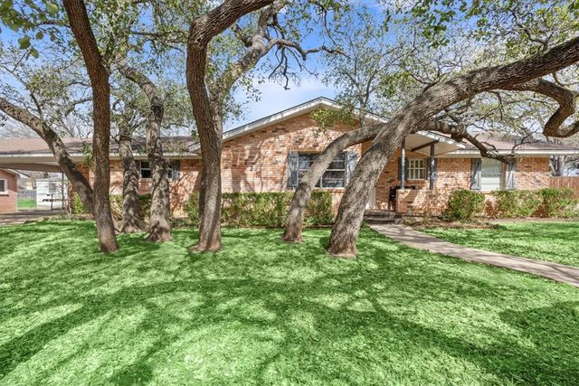 725 Falcon Drive, Woodway, TX 76712