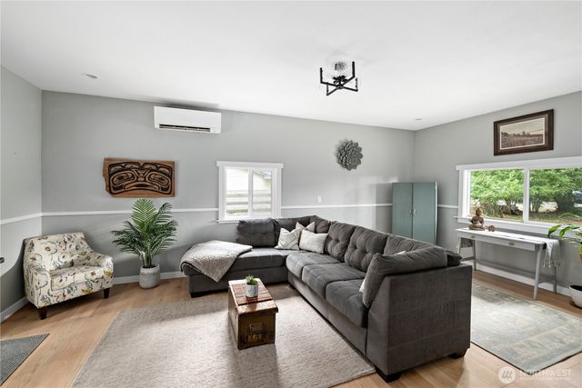 1013 Carl Avenue, Oak Harbor, WA 98277