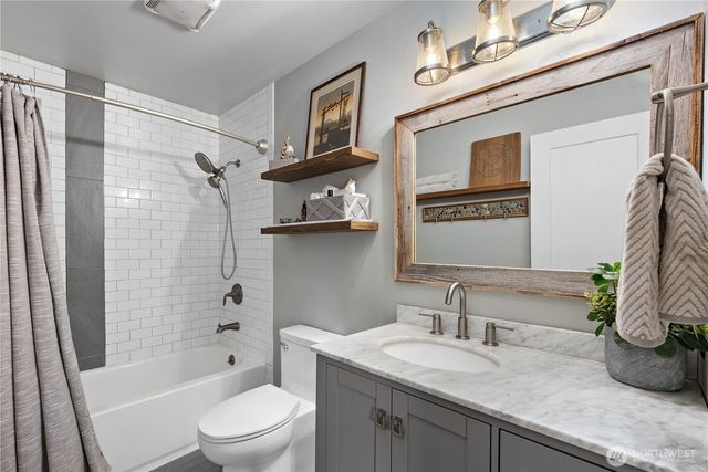 1013 Carl Avenue, Oak Harbor, WA 98277