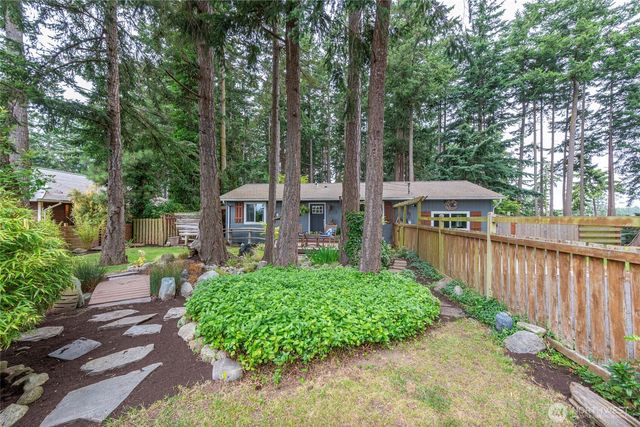 1013 Carl Avenue, Oak Harbor, WA 98277